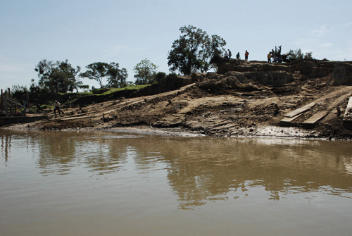 In the rainy season the Mamoré River, shown here at its lowest level, rises above the level where fishermen are standing.: An early warning system to alert people living in the lowlands of the northern Bolivian department of Beni about imminent flooding of the mighty Mamoré and Ibare rivers is saving lives, food and goods, and overcoming the uncertainty that led to enormous losses in the past. Photograph by Franz R. Chávez/IPS